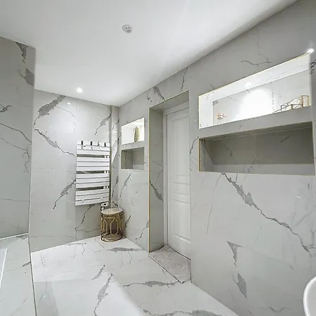 L'empire Apartment *